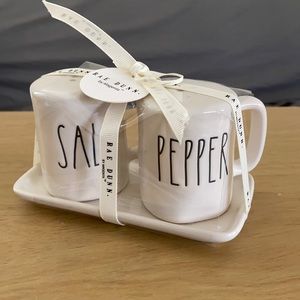 Rae Dunn salt and pepper set